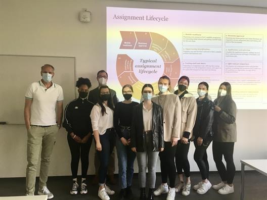Gemeinschaftsbild mit dem Gastvortragenden Herrn Frank Hohns, Herrn Prof. Dr. Michael Bugge und acht Studierenden des Moduls International Human Ressource Management im Studiengang Bachelor International Management.